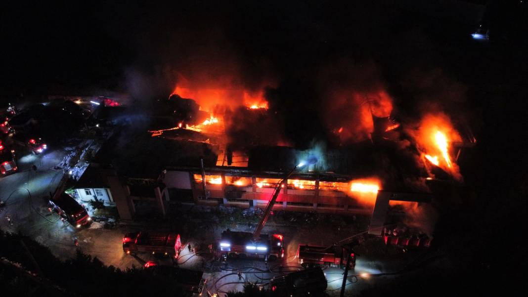 Sakarya’da kozmetik fabrikasında yangın 33